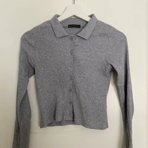 Croppad tröja från Brandy Melville storlek ONESIZE - Säljer pga att den är för liten. Jag skulle säga att den motsvarar storlek XS/S. Den är i bra skick, har inte använts så mycket. Köparen betalar frakten:))