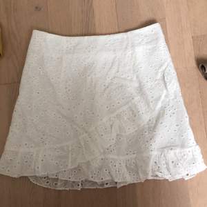 Volangshorts som ser ut som en kjol från SHEIN i storlek S, aldrig använd. Jättefin och perfekt till sommaren. 