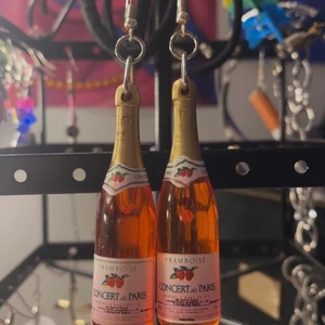 Concert de Paris champagne örhängen - Super fina Concert de Paris champagne örhängen. Köparen står för frakten och betalar via swish :)