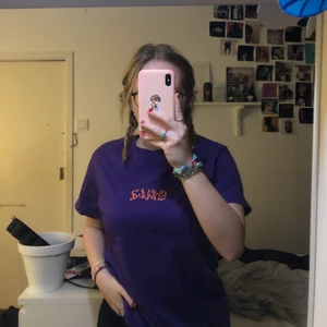 Shelta t-shirt  - Lila t-shirt från Shelta med tryck på ryggen. Använd cirka 1-2 gånger men inte längre min stil. Orange text på framsidan med trycket ”Shelta” och ett större tryck på baksidan som andra bilder visar💕