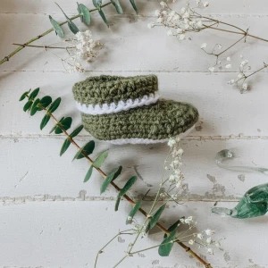 Baby booties - Säljer handgjorda baby booties i olika färger och former (jag stickar de själv) 🥰 Kontakta vid intresse så kan vi diskutera detaljerna såsom mått, färg eller eventuell prisdiskussion ☺️ Kan mötas upp i Göteborg annars tillkommer frakt.