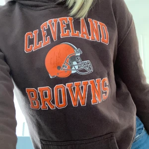 Brun hoodie  - Säljer min jättefina bruna hoodie som är köpt secondhand men jag själv har aldrig använt den! Det står ingen storlek men passar mig som vanligtvis har xs💕 har lite repor på trycket, men inget man tänker på💕 
