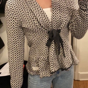 Odd Molly kofta - En odd molly kofta i storlek 1 alltså S, men passar även för XS. Köpt för ca 1600 kr, bra skick!🤍🤍 säljer för 400 kr men pris kan diskuteras:) 