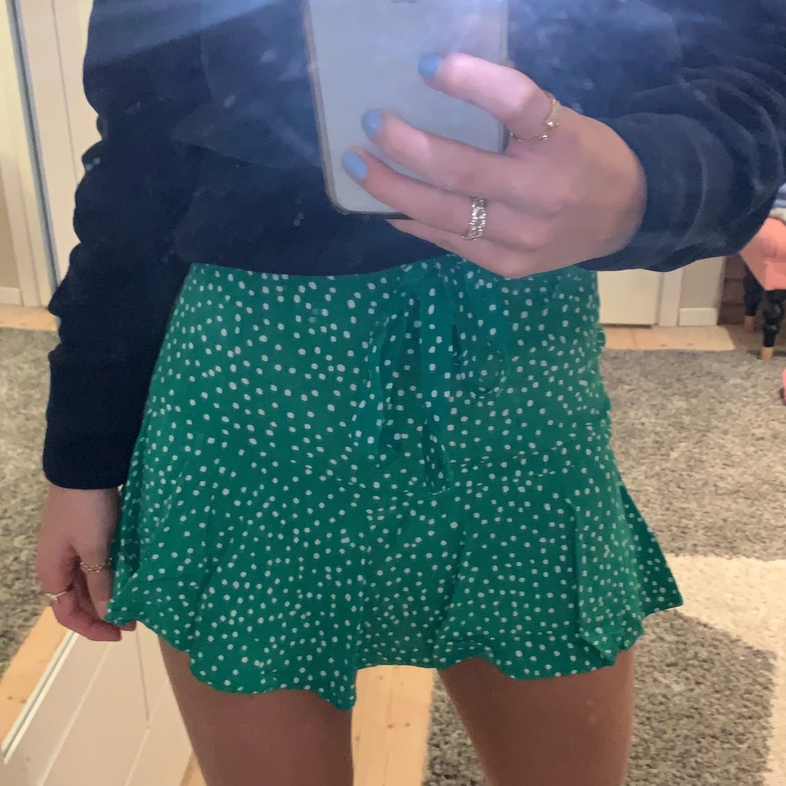 Grön prickig kjol med shorts i (liten i midjan) - 90