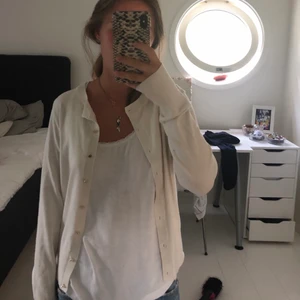 Vit kofta - Oanvänd cremevit kofta 