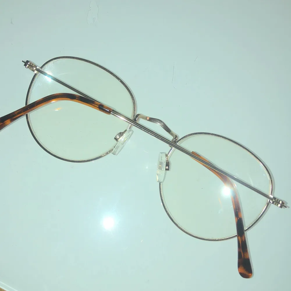 Glasögon från H&M utan styrka i. Brun leopardmönster på bågarna.. Accessoarer.