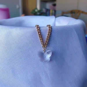 Fjärilshalsband  - Fjärilshalsband i glas 🤍  🤍 69 kr   🤍 frakt på 15 kr tillkommer   Kontakta mig vid frågor eller köp! 🤍