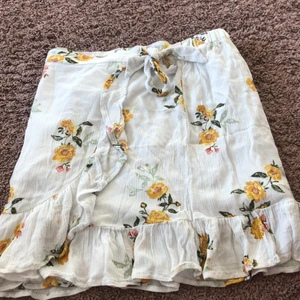 Sommarskjol - Jag säljer denna skjolen för att den nu är för liten. Skjolen passar nog för en 10-13 åring