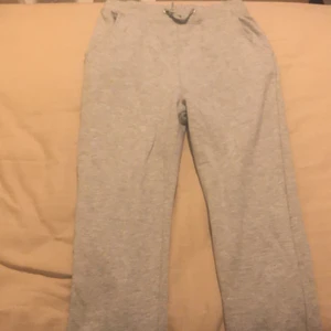 Storlek 158-160 - Dessa gråa baggy mjukisbyxor passar för både tjejer och killar, de har aldrig använts. Jag köpte dem för någon vecka sedan och kunde inte lämna tillbaka dem. Man kan ha de både ute och inne. Riktigt bra byxor✨