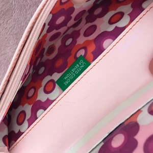 Vintage plånbok - En söt rosa plånbok från Benetton, med härligt mönster inuti 💗🌸 Väldigt y2k, babyrosa också! Äkta läder så väldigt bra kvalitet! Fint skick, väldigt fräsch 💝🌺 Köpt av min mamma tidigt 2000-tal men har inte använts mycket, kommer inte till användning nu heller så säljes därför 😊🌙💓