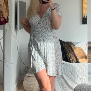 Blommig klänning - Från stradivarius, aldrig använd. Frakt tillkommer🦋