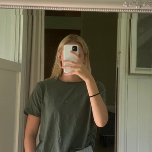 T shirt - Militärgrön oversized T-shirt, aldrig använd!!