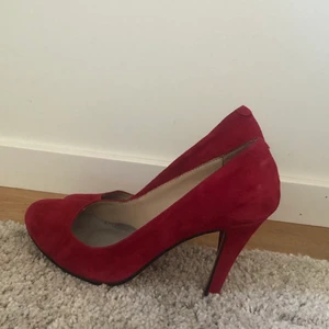 Louboutin klackar  - bra skick, köpta för ca 8000kr, äkta. pris kan diskuteras 