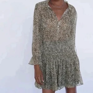 Zara klänning - Säljer min slutsålda klänning ifrån Zara! Storlek S. Säljer pga har aldrig kommit till användning därav jättefint skick! 