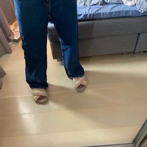 Stora jeans ifrån Zara - Säljer dessa stora jeans i stl 40. Dom är köpa på Zara i vintras men aldrig kommit till någon större användning. 