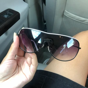 Y2k glasögon - Fina Y2k liknande glasögon. Jätte snygga på. Inga skador bara att dom är lite snea på högersidan men det går o fixa. Skriv privat för fler bilder eller frågor. 