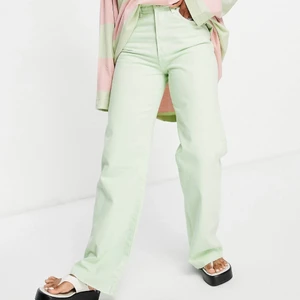 asos mintgröna jeans - säljer mina fina oanvända jeans ifrån asos då jag inte fått användning av dem, supersnygga raka mingröna och trendiga byxor 💗 frakt tillkommer på 50kr ✨