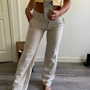 Linnebyxor - Säljer dessa döösnygga linnebyxorna, använda men i fint skick. Passar en xs/s, högsta bud vinner om fler är intresserade. 