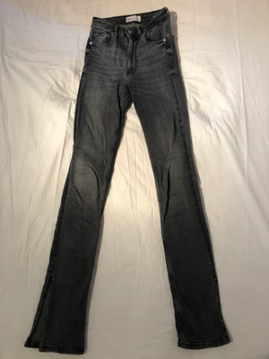 Zara jeans med slits - Mörkgrå jeans med slits och hög midja ☺️ 