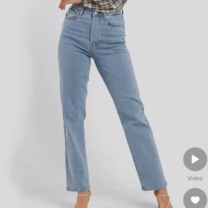 Jeans - Raka Jeans från NA-KD i storlek 36. Använda några gånger men ser ut som nya. Passar mig som är 1,70cm. Köparen står för frakt