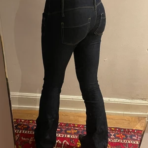 Lågmidjade jeans  - Snygga mörkblåa lågmidjade jenans. Sitter väldigt bra och är som nya. Kan mötas upp och frakta då frakten ligge på 79kr.☺️