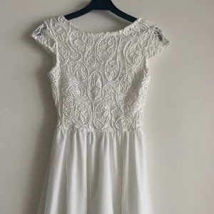 Vit kortklänning från BUBBLEROOM - Vit snygg kortklänning. Nyskick! Aldrig använd. Storlek 36