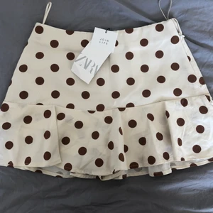 Zara kjol - Säljer min shortskjol från zara i storlek S🤍 Säljer den pga den var för liten och kan inte längre lämna tillbaka den🤍Aldrig använd och lappen finns kvar🤍
