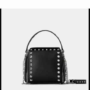 Zara väska med nitar - Kikar intresse på denna söta zara väska, inprincip i nytt skick!! Inga missfärgningar eller slitningar på väskan! Säljer endast vid bra pris då den inte går att få tag på långre och är väldigt populär!! Budgivningen sker i kommentarerna om många är intresserade!! Kund står även för frakt om försäljning sker!💕💕 HÖGSTA BUD 550