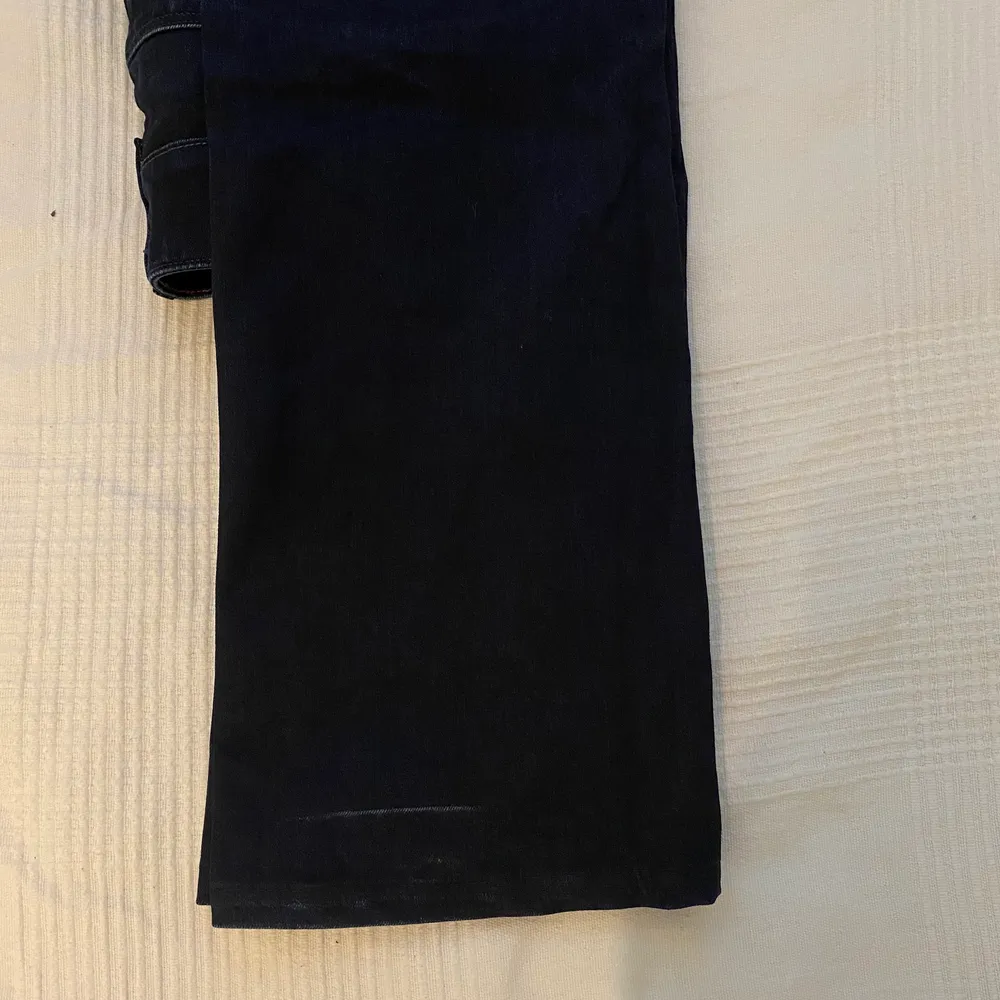 Super fina low waisted Lee jeans med bootcut fynd från min mammas förråd. W29 och L35. Super bra skick💜. Jeans & Byxor.