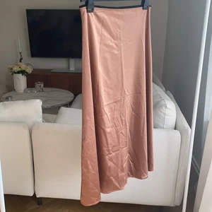 Sidenkjol i perfekt skick - Underbart material, storlek S men skulle säga att det är en M 💕 