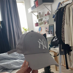 New era keps - Oanvänd new era keps i färgen grå. 