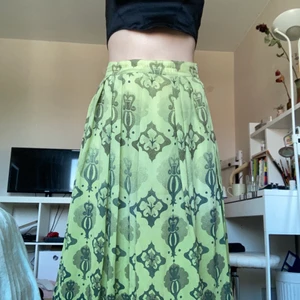 Hälig grön kjol! - Ljusgrön, lång kjol. Den har tyvärr två fläckar som inte går bort men de syns knappt alls! Köparen står för frakt, skriv om du har frågor eller vill ha mer bilder!❤️❤️