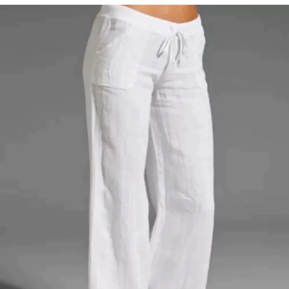 Säljer mina så fina lågmidjade vita linnebyxor💕😜🤟🏽. Jeans & Byxor.