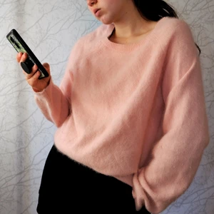 Ljusrosa tröja - Ljusrosa "fluffig" tröja. Varm och skön med oversize fit.