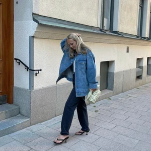 Jeansjacka - Säljer denna slutsålda jeansjacka från Weekday i strl S. Helt ny med lapparna kvar 💕