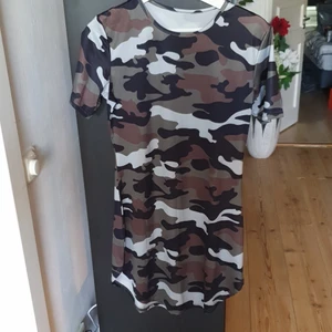 Klänningar - Kamouflage klänning storlek M. Rosa klänningen och gråvita klänningen är storlek 36. Alla 3 klänningar för 400 kr eller 150 kr st. 