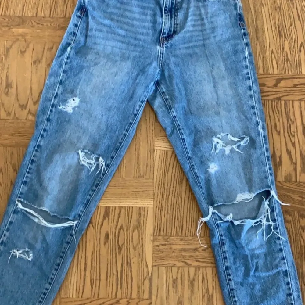 Jättefina mom jeans från Ginatricot. Jeansens hål är självgjorda därför finns dom inte i butik. Jag säljer dessa jeans för dom är lite för pösiga för mig. Originalpriset är 500 men jag sänker till 150kr eftersom jag har använt dom rätt så mycket!. Jeans & Byxor.