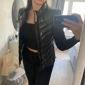 Moncler väst  - Köpt för 2000 av en vän, säljer den då jag inte fått så mycket användning av den. Super fint skick och bekväm❤️🥰 