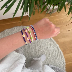 Armband  - Egengjorda armband i elastisktråd💕 enkla armband 20 kr och avancerade armband 30 kr 