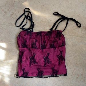Rosa svart lace topp/cami - Säljer detta söta linnet då den aldrig kommer till användning! Frakt på 45kr förekommer! ❤️