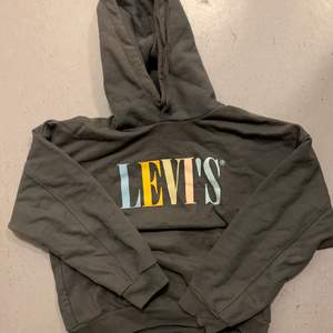 En hoodie och en långärmad t-shirt från Levis i storlek XS! Du får båda i samma paket! Båda är i fint skick 