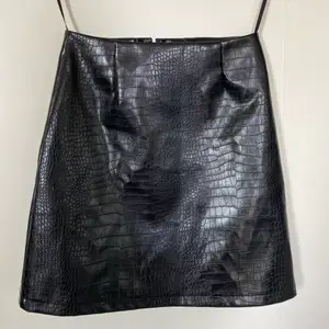 Säljer min oanvända kjol i ormskinnsimitation från Gina Tricot. Kjolen är i storlek 36. Kontakta mig för mer bilder ❤️‍🔥 