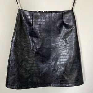 Gina Tricot Patricia Skirt stl 36 - Säljer min oanvända kjol i ormskinnsimitation från Gina Tricot. Kjolen är i storlek 36. Kontakta mig för mer bilder ❤️‍🔥 