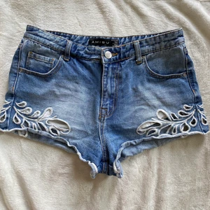 Jeansshorts stl 36 - Supersöta jeansshorts från New Yorker i storlek 36. Kontakta mig för fler bilder ❤️‍🔥