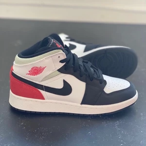 Air Jordan 1 Mid - Jag säljer nu mina jordans som är använda 1 gång. Jätte fina skor men jag har så många andra skor som jag gillar och behöver inte dom, så därför säljer jag dom. Dom är i nyskick och kvittot finns också. Jag kan skicka fler bilder på skorna i DM om någon vill ha det 🌸