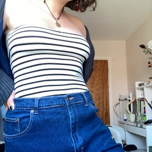 Strapless linne! - Randigt strapless linne! Lite litet vid brösten men jag kan tänka mig att det går att klippa bort den vita delen på insidan om man vill😊 Köparen står för frakten💕