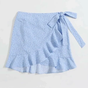 Kjol - Jätte fin blå blommig kjol i storlek S men passar XS-M!!💞 säljer då den aldrig kommit till användning, säljer för 55+frakt!!🥰 kolla även in mina andra plagg jag säljer!!✨🥰