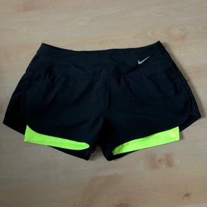 Nike Running Dri-Fit shorts - Säljer ett par träningsshorts från nike i NYSKICK (!!) som har innershorts och en liten ficka. De är nästintill helt oanvända! Vid frågor, tveka inte att kontakta mig! 🥰 Köparen står för frakt