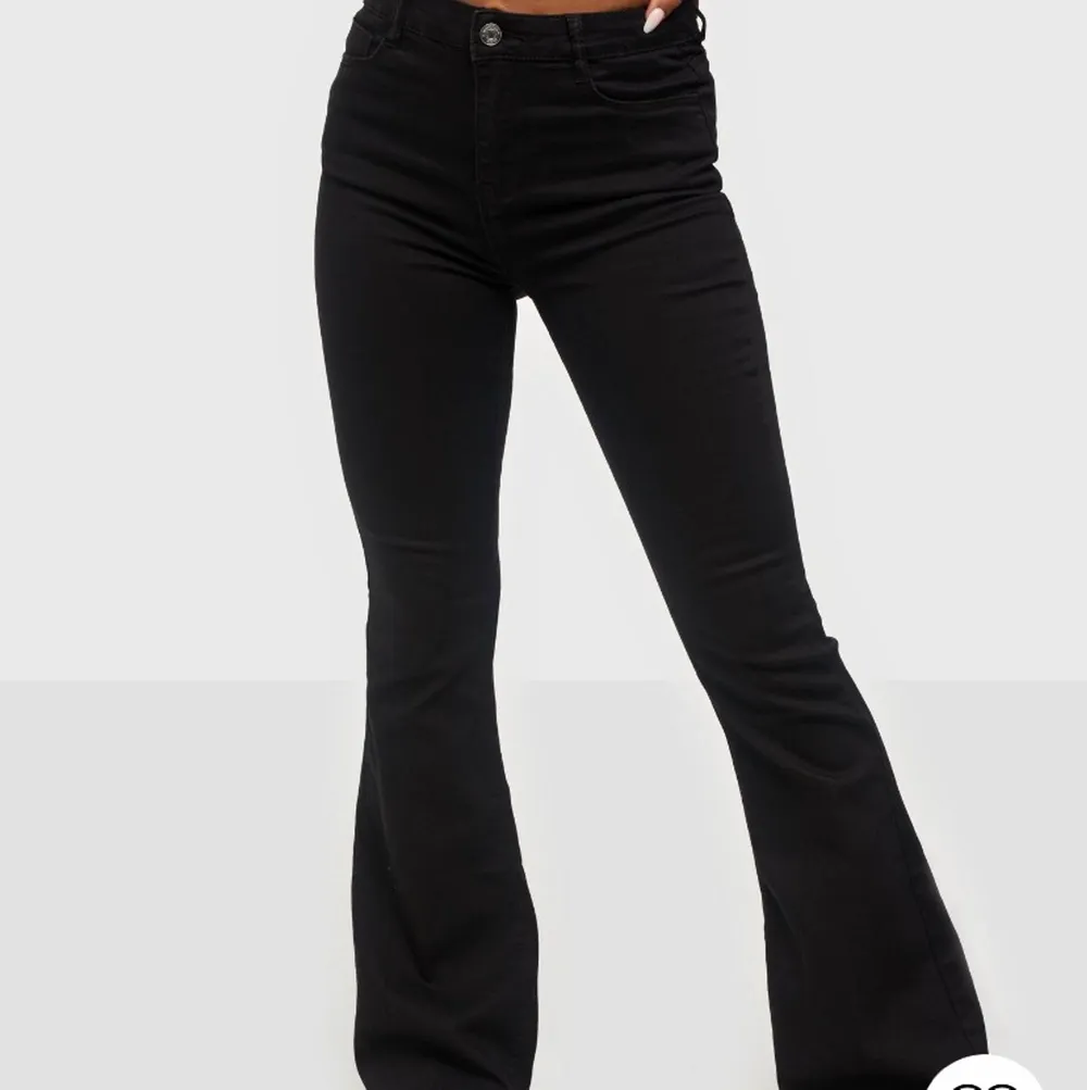 svarta jeans i storlek 38 😊. är 1,67 och dem passar jätte bra i längd. använda 3-4 ggr. Jeans & Byxor.