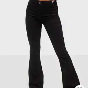 svarta jeans i storlek 38 😊. är 1,67 och dem passar jätte bra i längd. använda 3-4 ggr